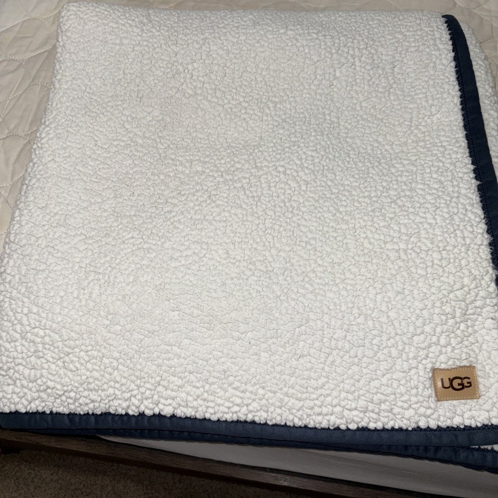 UGG Classic Sherpa Luxury Throw Blanket ~ 50" x 70" Reversible Gray/white - Picture 3 of 4